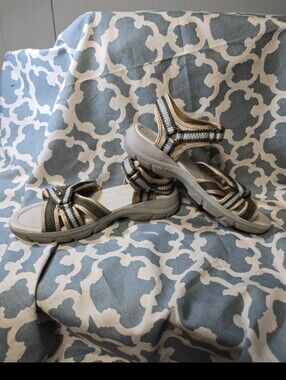 LAND'S END WOMENS All weather strappy sandals sz 8B water friendly